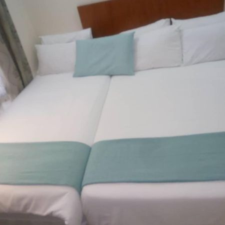Eros Guest Inn Francistown Esterno foto
